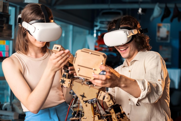 Gratis foto jonge man en vrouw in beschermende bril doen experimenten in robotica in een laboratorium robot