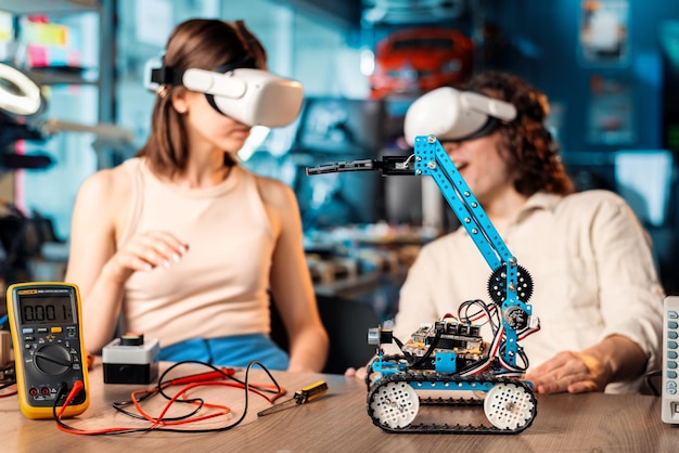 Gratis foto jonge man en vrouw in vr-bril die experimenten doen in robotica in een laboratorium robot en gereedschap