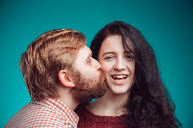 Jonge man en vrouw kussen