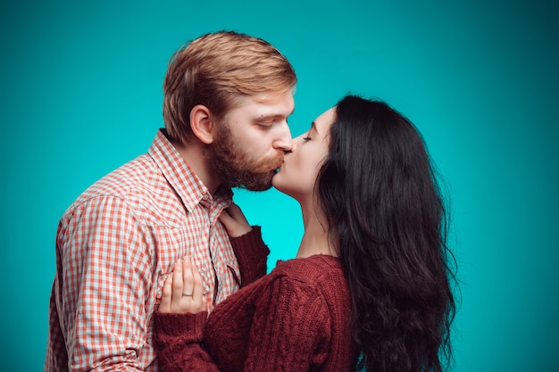 Jonge man en vrouw kussen