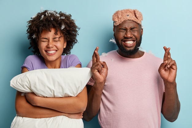 Gratis foto jonge man en vrouw met slaapmasker en hoofdkussen