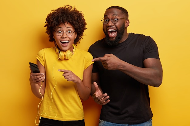 Jonge man en vrouw met telefoon