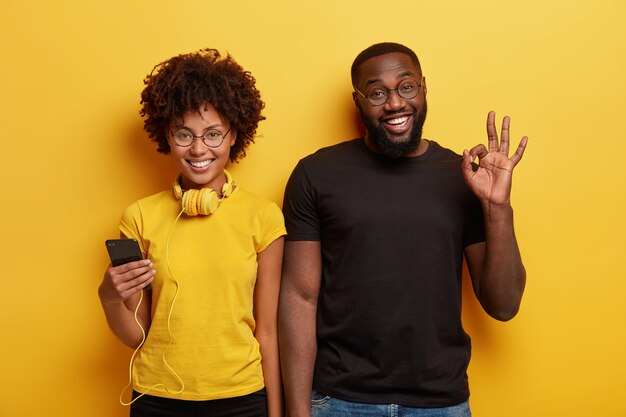 Jonge man en vrouw met telefoon