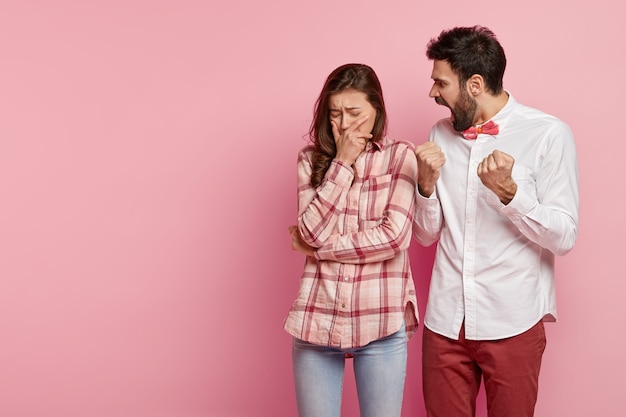 Jonge man en vrouw samen poseren