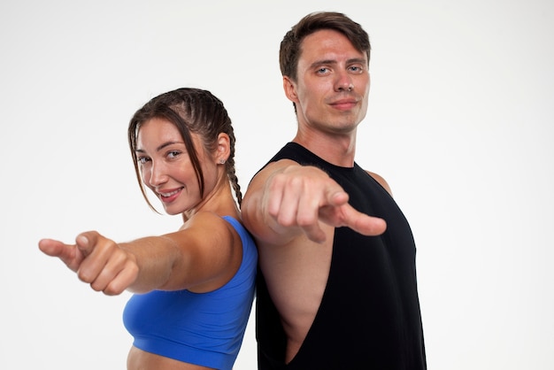 Jonge man en vrouw trainen samen voor bodybuilding