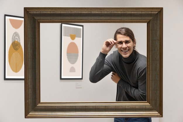 Gratis foto jonge man gaat naar kunstgalerie