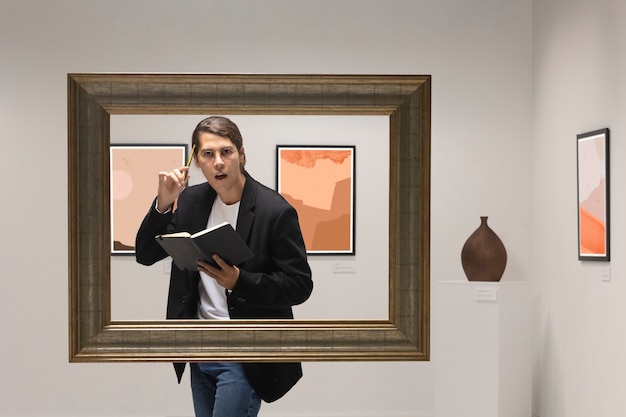 Jonge man gaat naar kunstgalerie