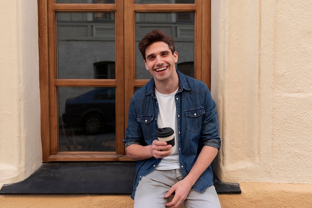 Jonge man genieten van een kopje koffie