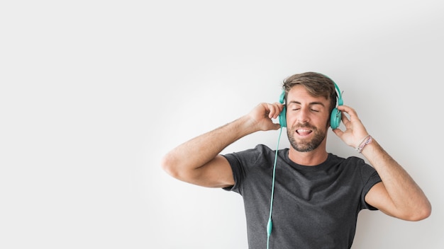 Jonge man genieten van muziek met oortelefoons