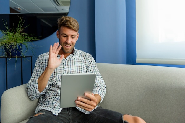 Jonge man genieten van nieuwe technologieën