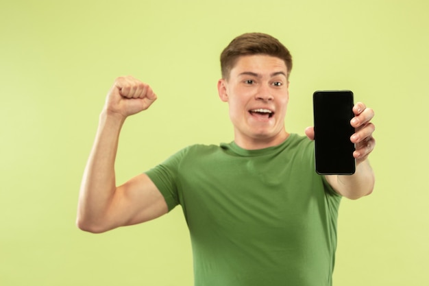 Jonge man halve lengte portret met smartphone