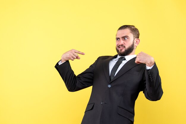 Jonge man kijkt met ontevreden gezichtsuitdrukking omdat hij is geselecteerd