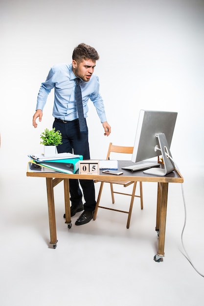 jonge man krijgt een vreselijke, schokkende boodschap. zaken, informatieproblemen.