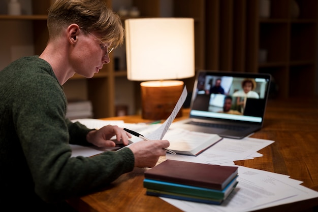 Jonge man leert in een virtueel klaslokaal