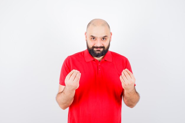 Jonge man legt iets uit in het vooraanzicht van het rode shirt.