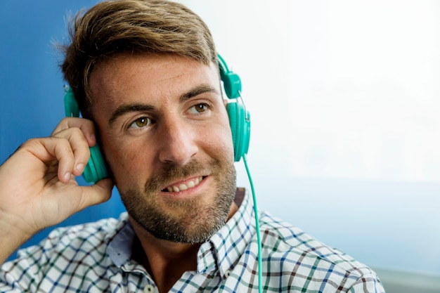 Jonge man luisteren muziek met oortelefoons