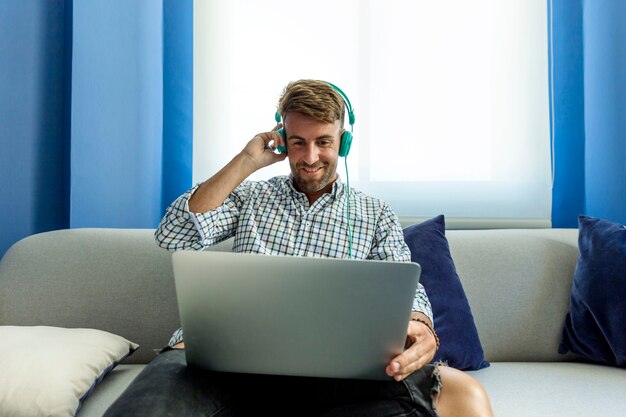 Jonge man luisteren muziek