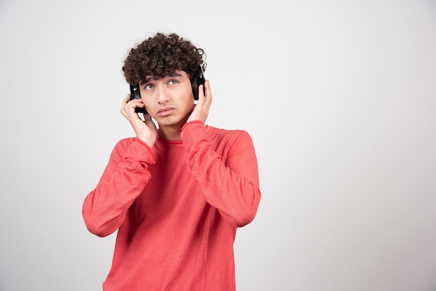 Jonge man luisteren naar muziek met een koptelefoon.