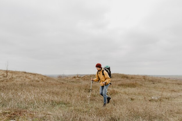 Jonge man met apparatuur verkennen van de natuur