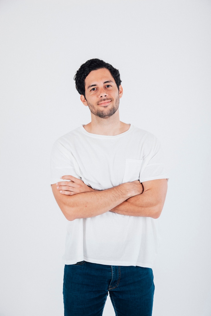 Gratis Foto jonge man met armen gekruist