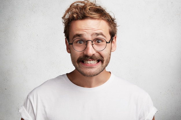 Gratis foto jonge man met baard en ronde bril