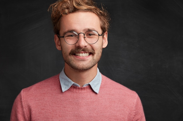 Gratis foto jonge man met baard en ronde bril