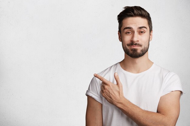 Jonge man met baard en wit T-shirt