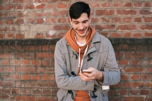 Jonge man met behulp van mobiele telefoon.