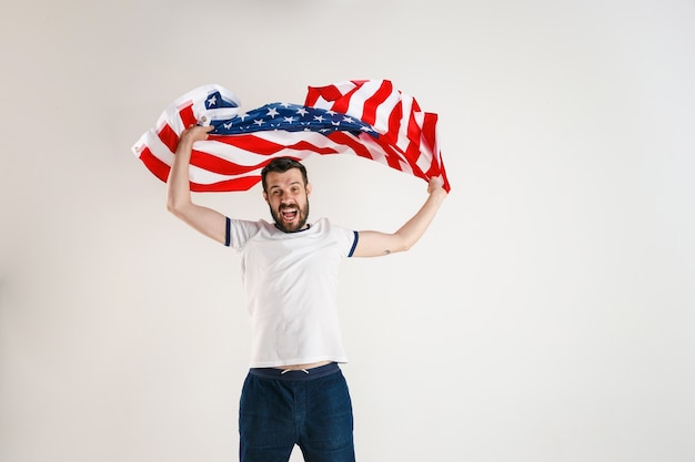 Gratis foto jonge man met de vlag van de verenigde staten van amerika