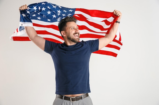 Jonge man met de vlag van de Verenigde Staten van Amerika