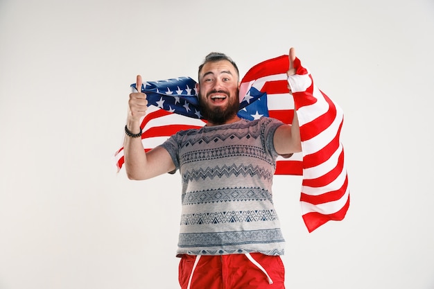 Jonge man met de vlag van de Verenigde Staten van Amerika