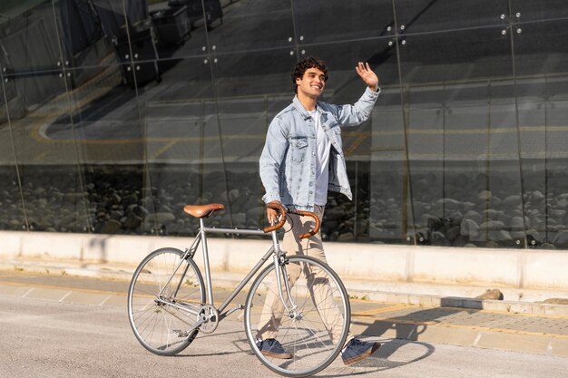 Jonge man met een fiets buitenshuis