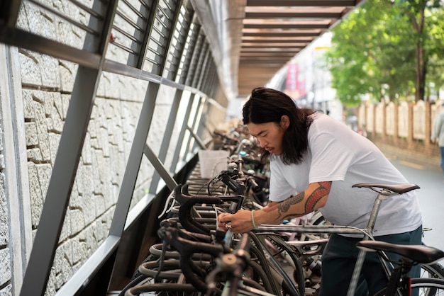 Jonge man met een fiets buitenshuis