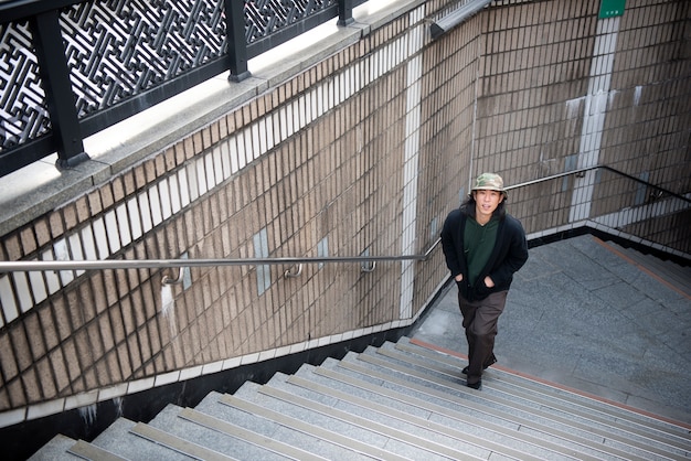 Jonge man met een hoed in de stad