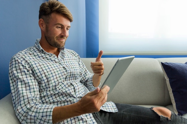 Jonge man met een videoconferentie