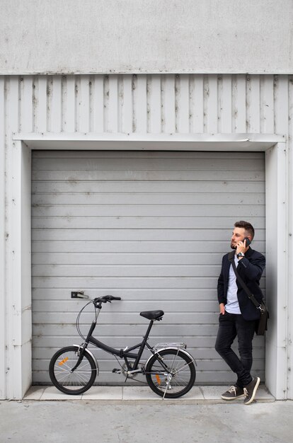 Jonge man met een vouwfiets in de stad