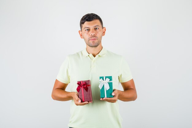 Jonge man met geschenkdozen in t-shirt