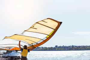 Gratis foto jonge man met kitesurf bord