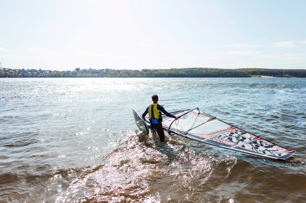 Jonge man met kitesurf bord