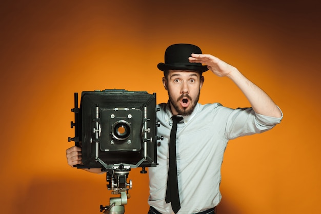 Gratis foto jonge man met retro camera