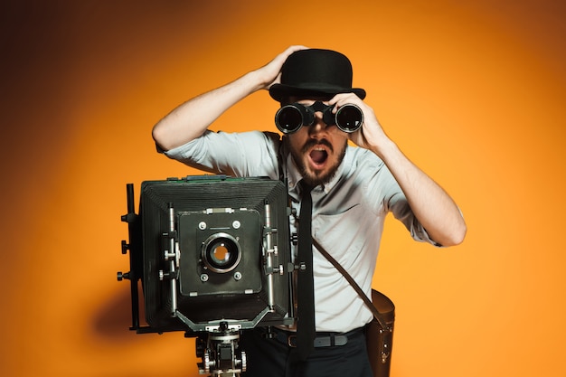 Gratis foto jonge man met retro camera