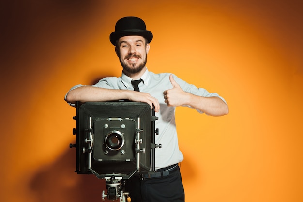 Gratis foto jonge man met retro camera