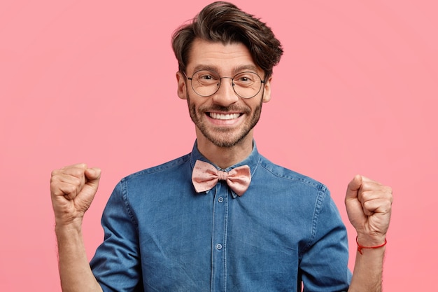 Jonge man met ronde bril en roze bowtie