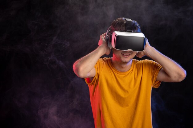 Jonge man met virtual reality headset op het donkere oppervlak