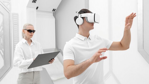 Jonge man met virtual reality-simulator en vrouw testen