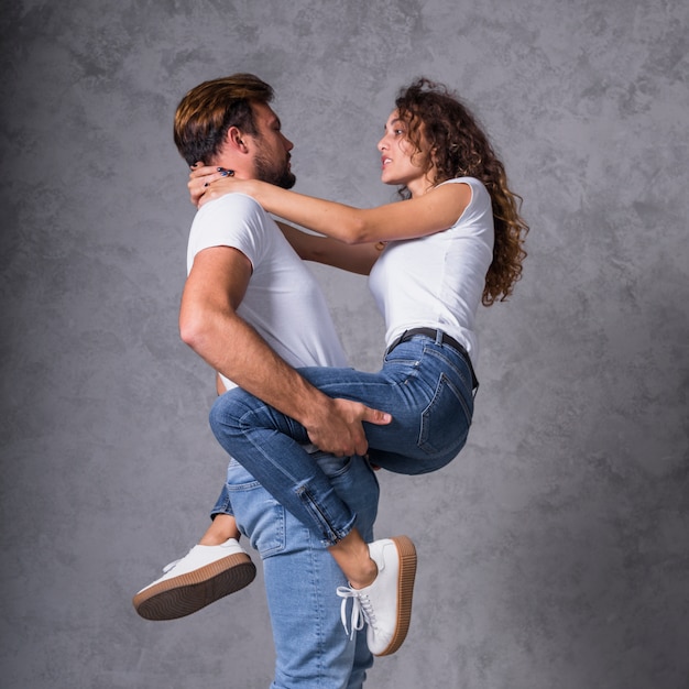 Jonge man met vrouw in armen