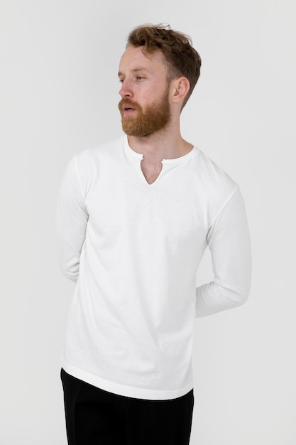 Jonge man met wit overhemd medium shot