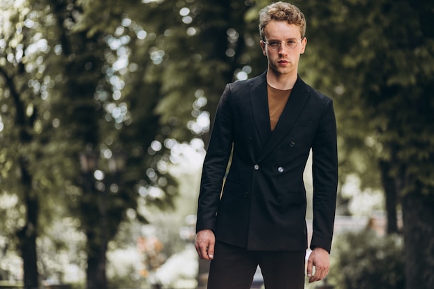 Jonge man model poseren in de straat