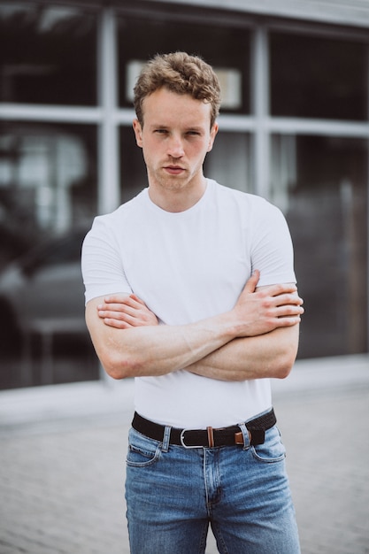 Jonge man model poseren in de straat