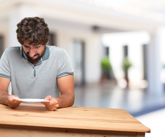 jonge man op een tafel. bezorgde uitdrukking